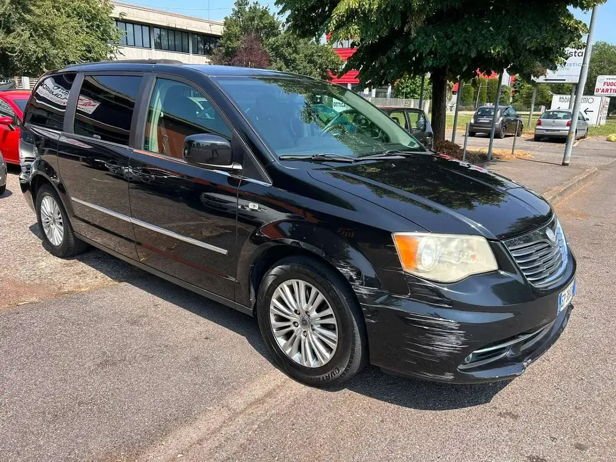 Usata Lancia Voyager Platinum 163 CV (119 kW) 2013 Nero Monovolume