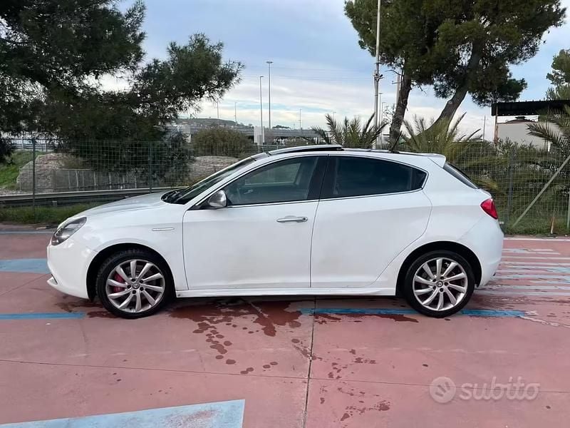 Usata Alfa Romeo Giulietta Distinctive 140 CV (102 kW) 2011 Bianco Utilitaria