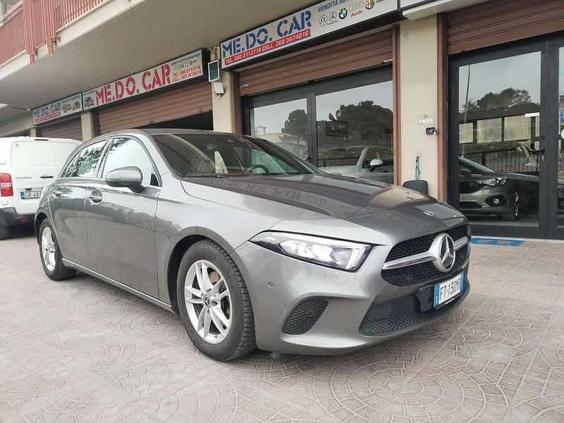 Grigio Usata 2018 Mercedes A180 Premium Tre volumi | 19.000 € (Super prezzo) - Immagine 1/4