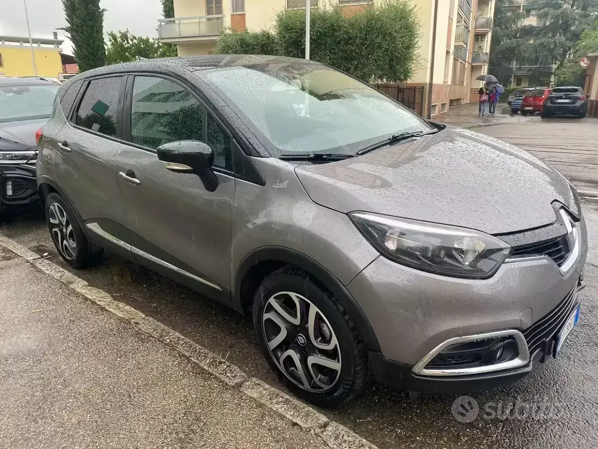 Usata Renault Captur Zen 90 CV (66 kW) 2016 Grigio SUV