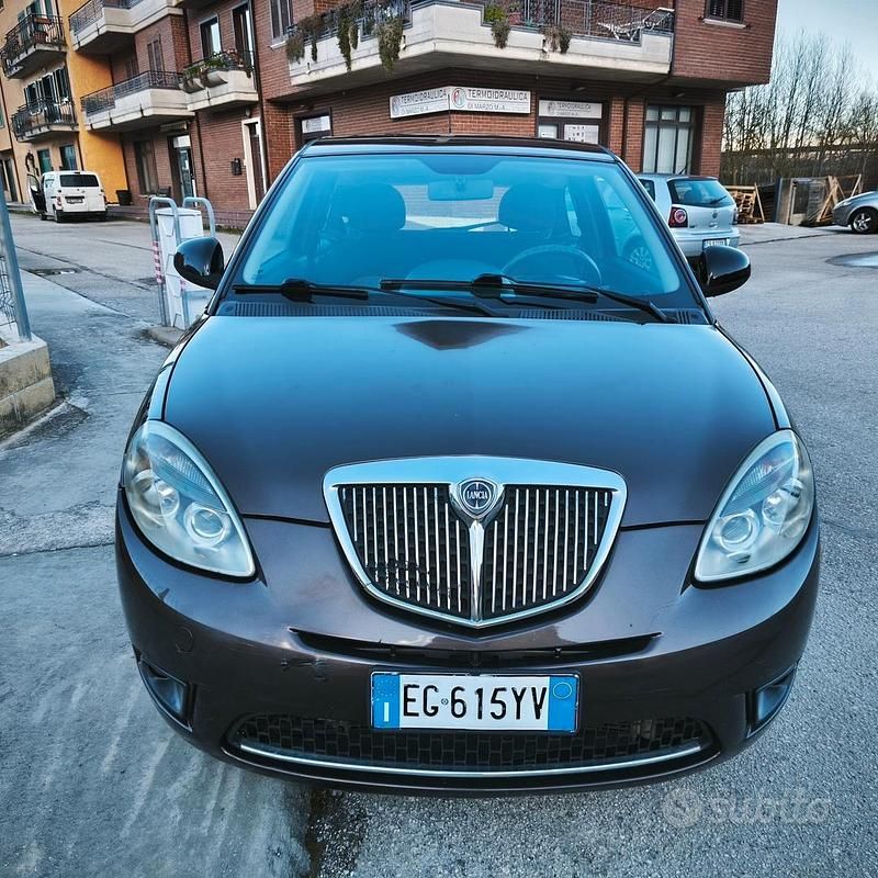 Usata Lancia Ypsilon 69 CV (50 kW) 2012 Marrone Utilitaria