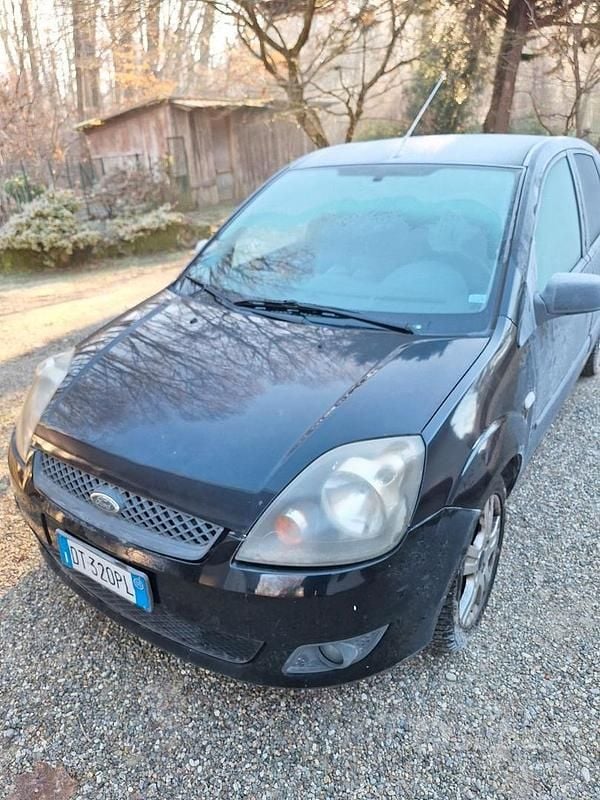 Nero Usata 2008 Ford Fiesta Due volumi | 1900 € - Immagine 1/4