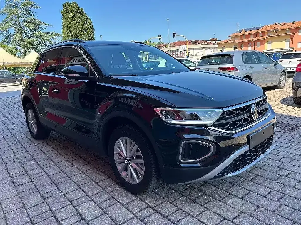 Usata VW T-Roc Life 110 CV (80 kW) 2023 Nero SUV