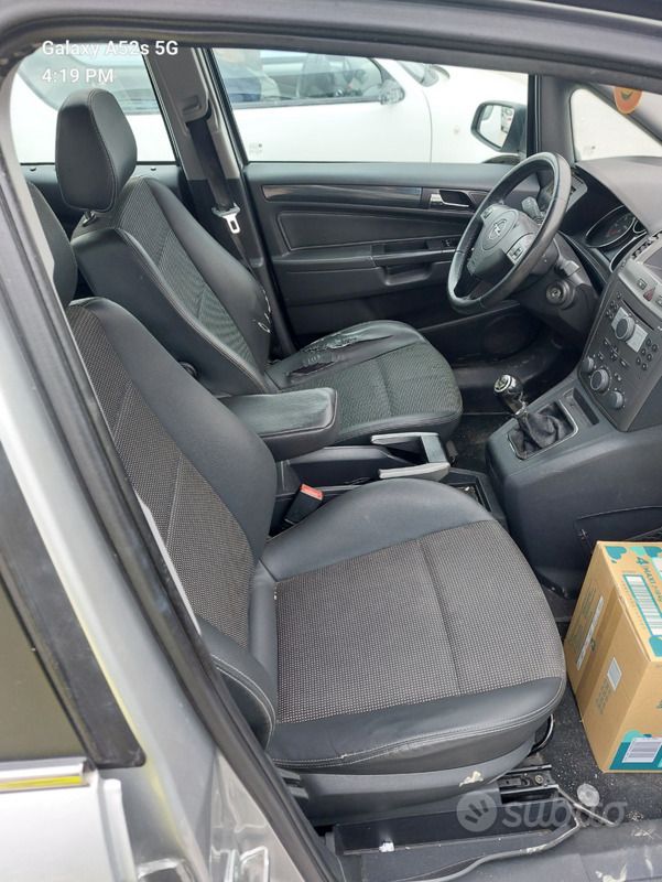 Grigio Usata 2006 Opel Zafira Monovolume | 1500 € - Immagine 1/4