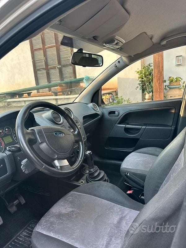 Usata Ford Fiesta 2007 Grigio Utilitaria