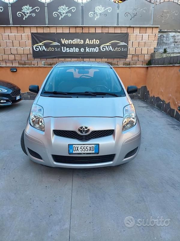 Usata Toyota Yaris Sol 101 CV (74 kW) 2009 Grigio Utilitaria