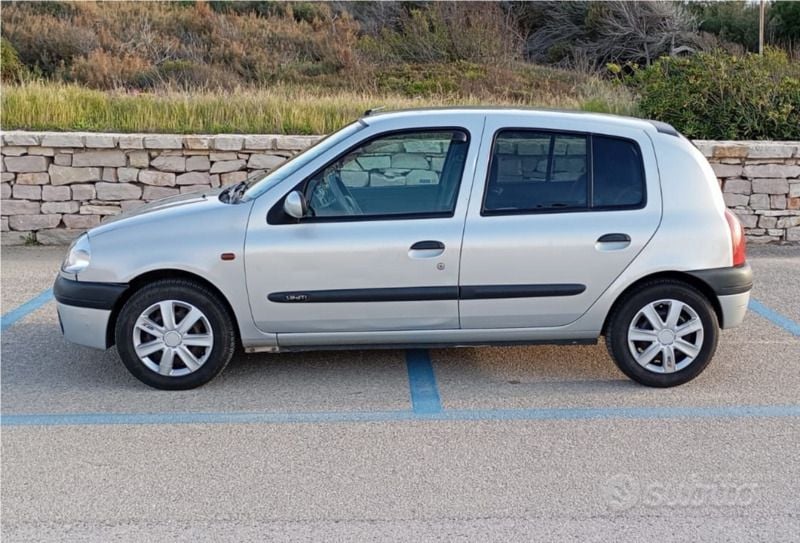 Usata Renault Clio II SE 48 CV (35 kW) 2000 Grigio Utilitaria