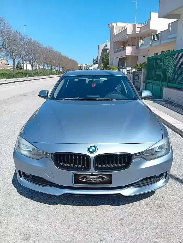Begagnad BMW 318 Luxury Line 143 HK (105 kW) 2013 Grå Sedan