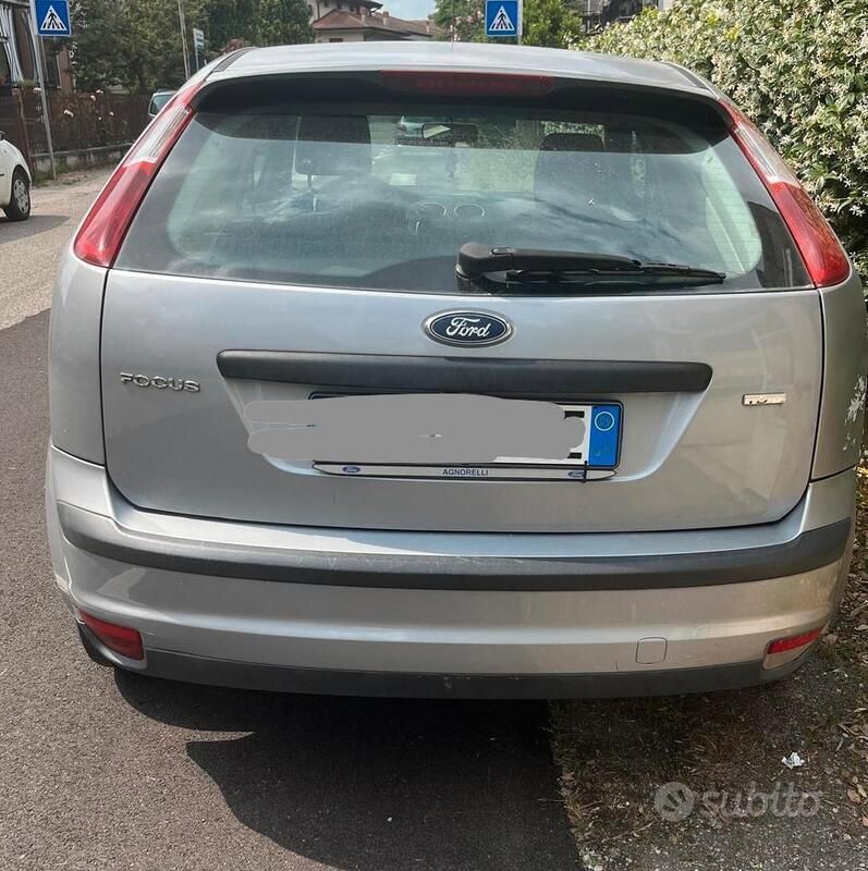 Begagnad Ford Focus 115 HK (84 kW) 2005 Grå Sedan