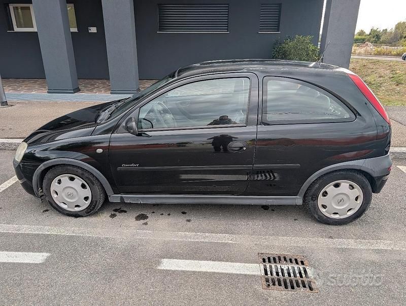 Usata Opel Corsa Comfort 75 CV (55 kW) 2001 Nero Utilitaria