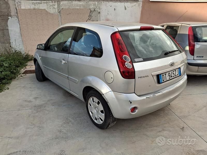 Usata Ford Fiesta Titanium 68 CV (50 kW) 2008 Grigio Utilitaria