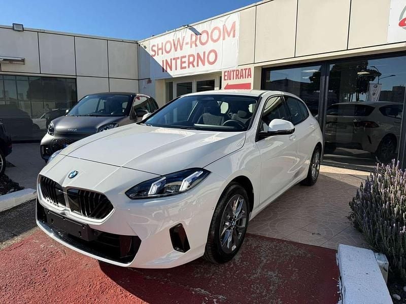 Usata BMW 118 Sport Line 150 CV (110 kW) 2024 Bianco alpinweiss Utilitaria