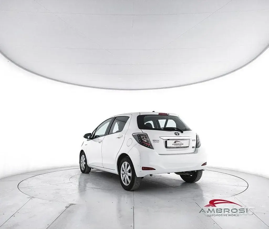 Usata Toyota Yaris Lounge 101 CV (74 kW) 2014 Bianco Utilitaria