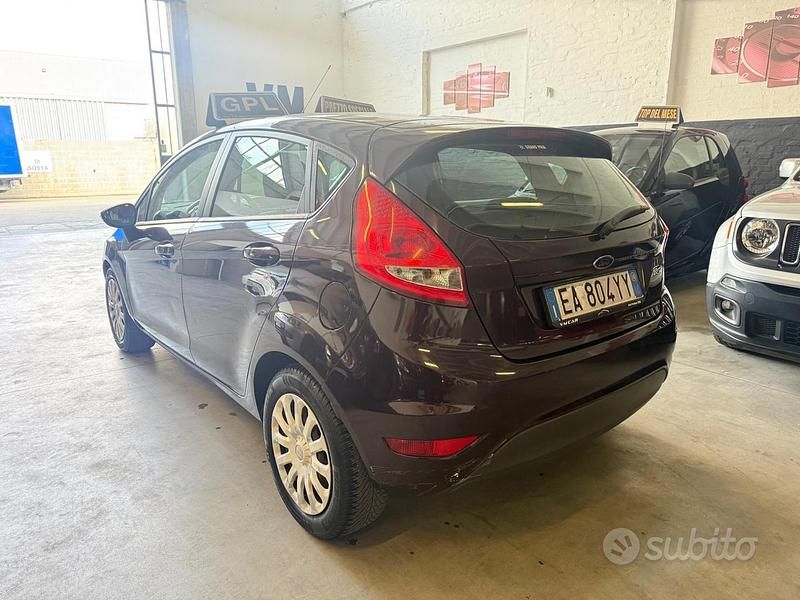 Usata Ford Fiesta Titanium 96 CV (70 kW) 2010 Rosso Utilitaria
