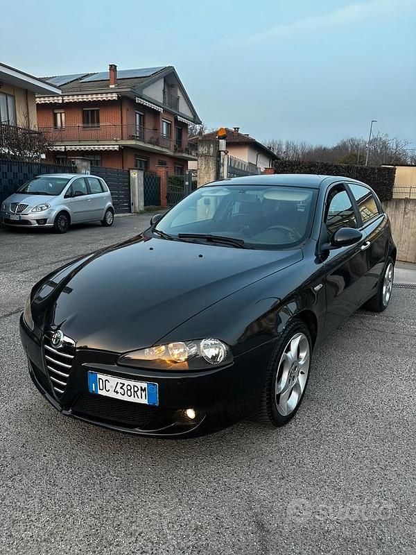 Usata Alfa Romeo 147 120 CV (88 kW) 2006 Nero Utilitaria
