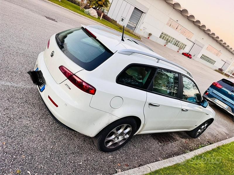 Bianco Usata 2009 Alfa Romeo 159 Station wagon | 5500 € - Immagine 1/4