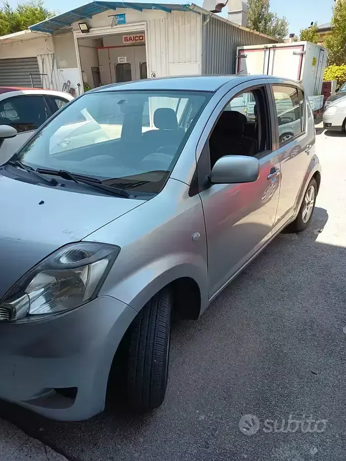 Usata Daihatsu Sirion 102 CV (75 kW) 2009 Grigio Utilitaria