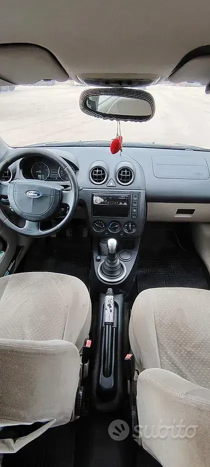 Usata Ford Fiesta 68 CV (50 kW) 2005 Nero Utilitaria