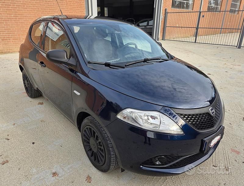 Usata Lancia Ypsilon 69 CV (50 kW) 2019 Blu Utilitaria