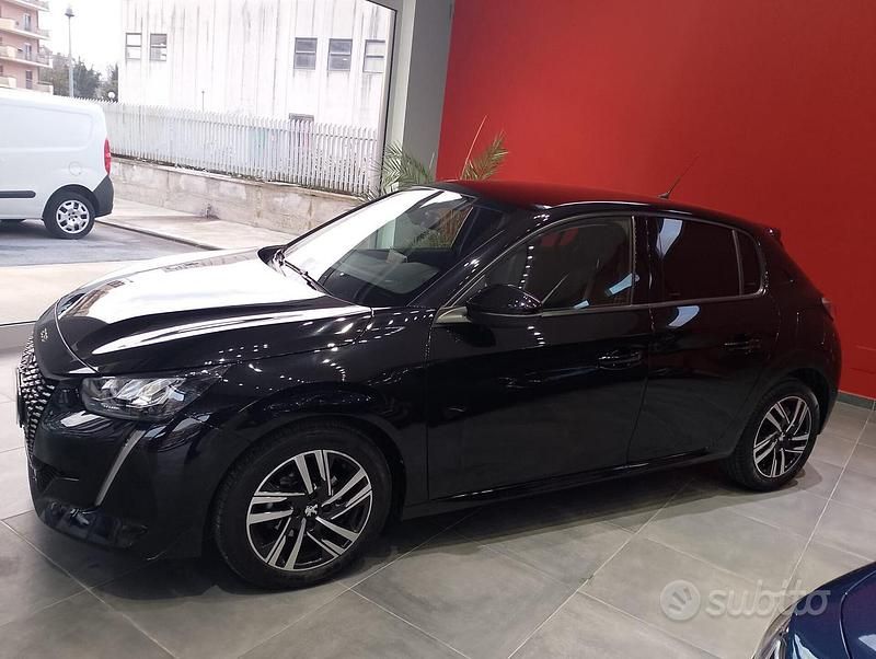 Usata Peugeot 208 Allure 75 CV (55 kW) 2022 Nero Utilitaria