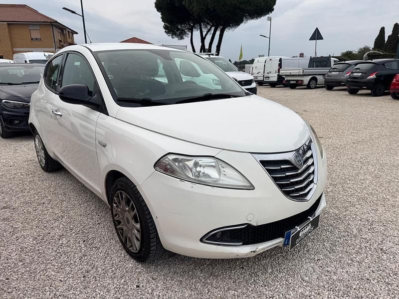 Usata Lancia Ypsilon Gold 69 CV (50 kW) 2012 Bianco Utilitaria