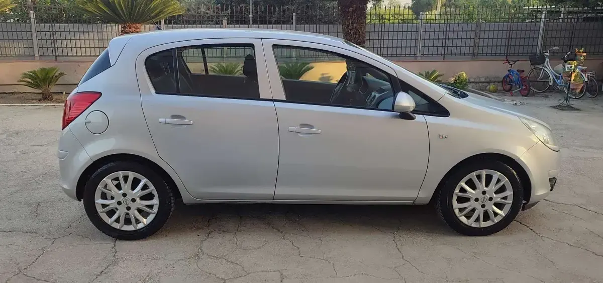 Usata Opel Corsa Enjoy 80 CV (58 kW) 2009 Utilitaria