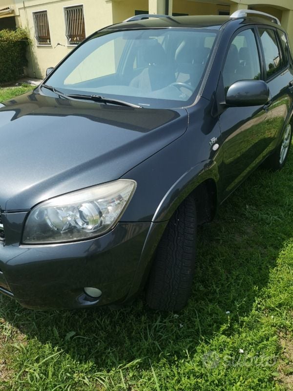 Usata Toyota RAV4 152 CV (111 kW) 2007 Grigio SUV