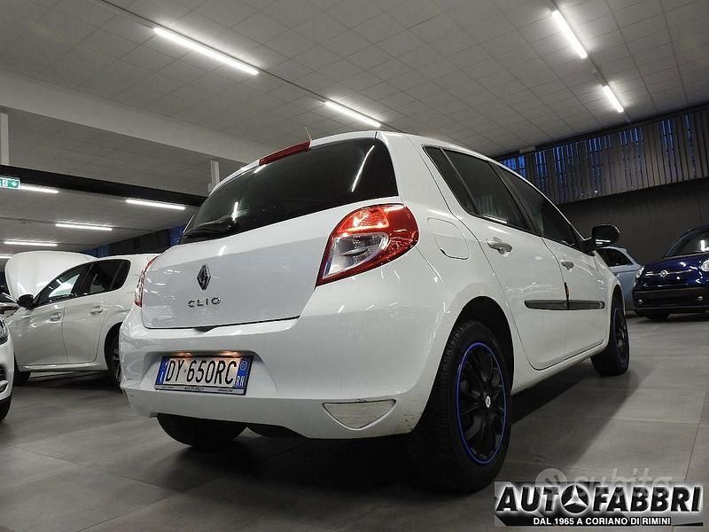 Usata Renault Clio II Dynamique 75 CV (55 kW) 2009 Berlina