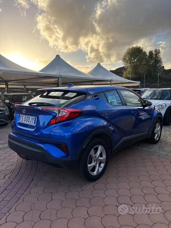 Usata Toyota C-HR Active 116 CV (85 kW) 2018 Blu SUV