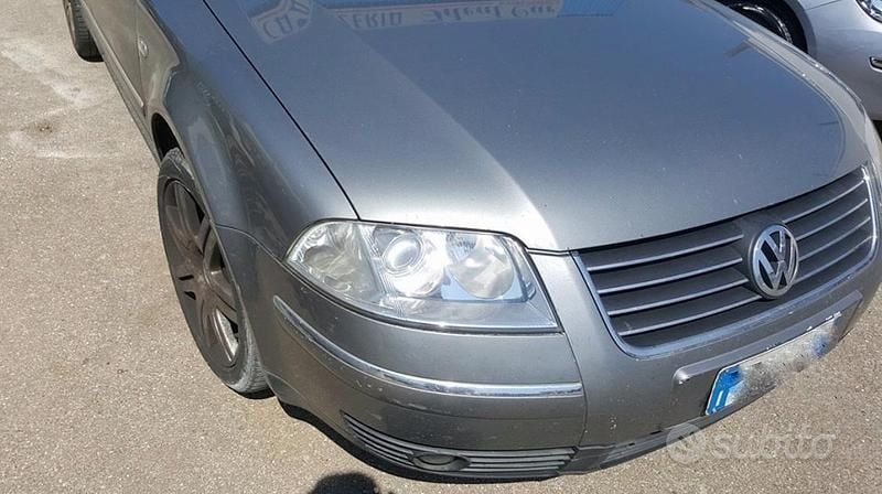 Usata VW Passat Highline 131 CV (96 kW) 2001 Grigio Station wagon