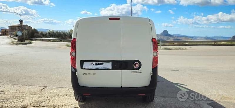 Usata Fiat Doblò Lounge 105 CV (77 kW) 2020 Bianco Monovolume