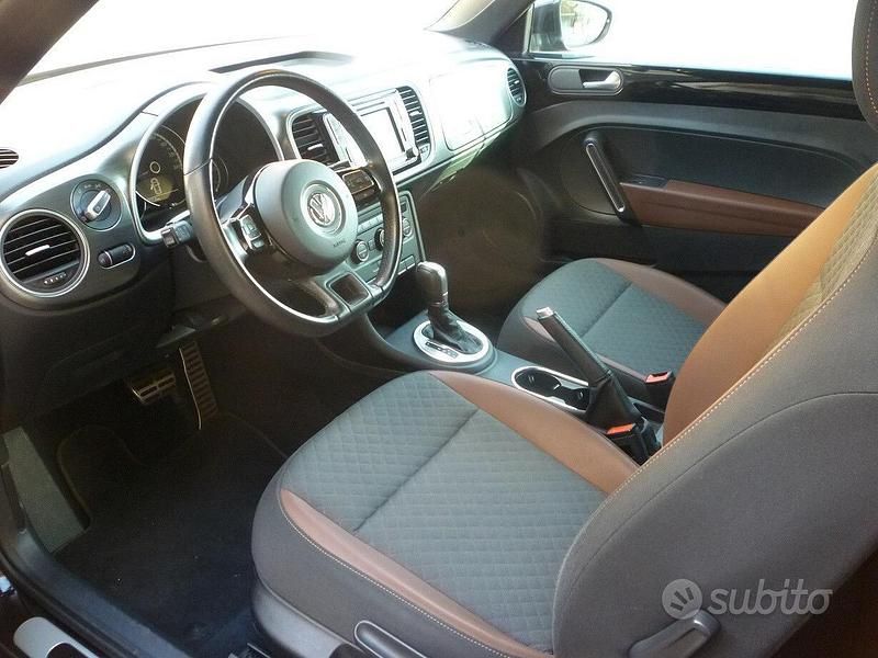 Usata VW Beetle Cabriolet Design 105 CV (77 kW) 2016 Nero Cabrio