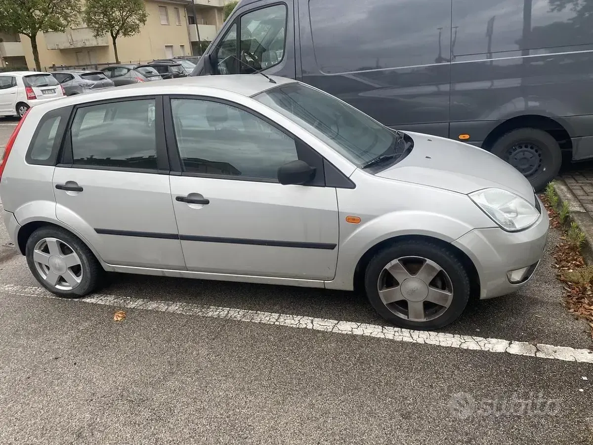 Usata Ford Fiesta 80 CV (58 kW) 2002 Grigio Utilitaria