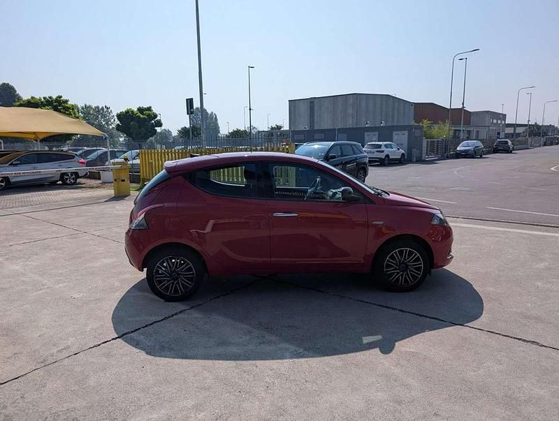 Usata Lancia Ypsilon Gold 69 CV (50 kW) 2023 Rosso / pastello Utilitaria