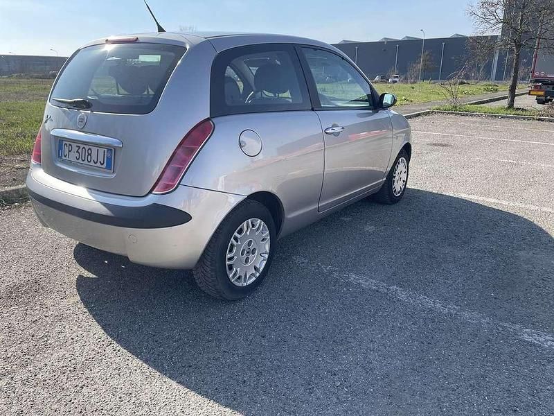 Usata Lancia Ypsilon 60 CV (44 kW) 2004 Grigio Utilitaria
