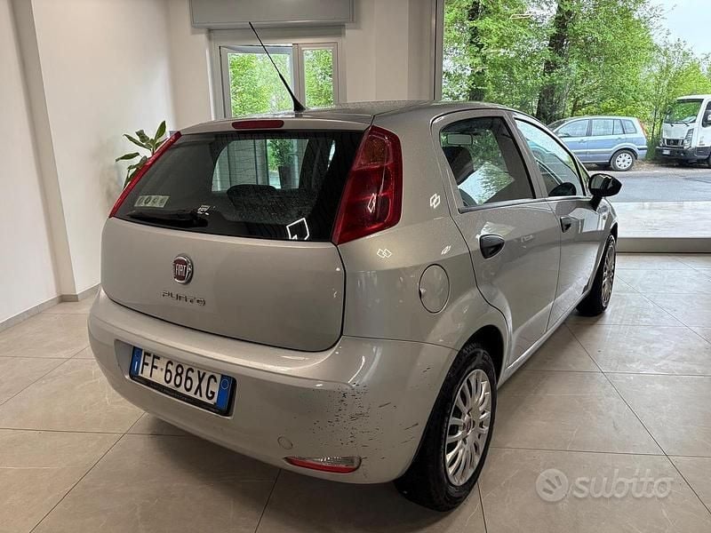 Usata Fiat Punto Young 77 CV (56 kW) 2016 Grigio Utilitaria
