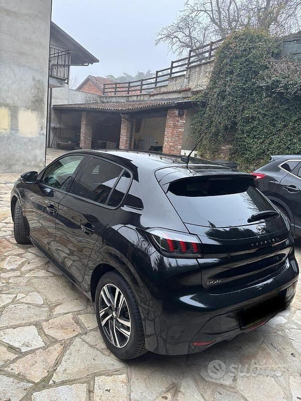 Usata Peugeot 208 Allure 101 CV (74 kW) 2023 Nero Utilitaria