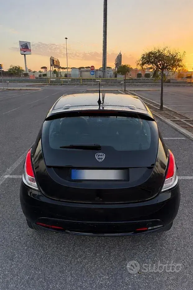 Usata Lancia Ypsilon 69 CV (50 kW) 2017 Nero Utilitaria