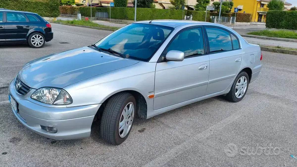 Usata Toyota Avensis 110 CV (80 kW) 2002 Grigio Berlina