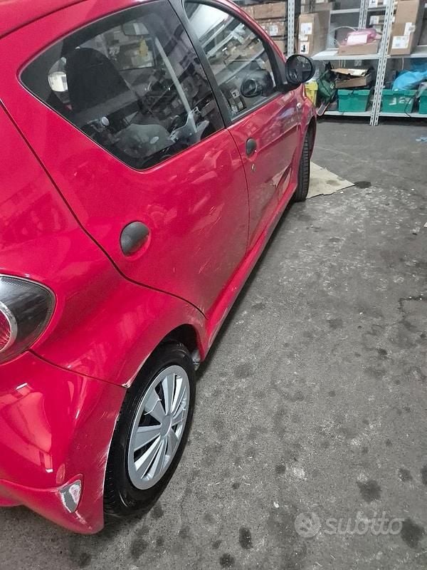Usata Toyota Aygo 68 CV (50 kW) 2010 Rosso Utilitaria
