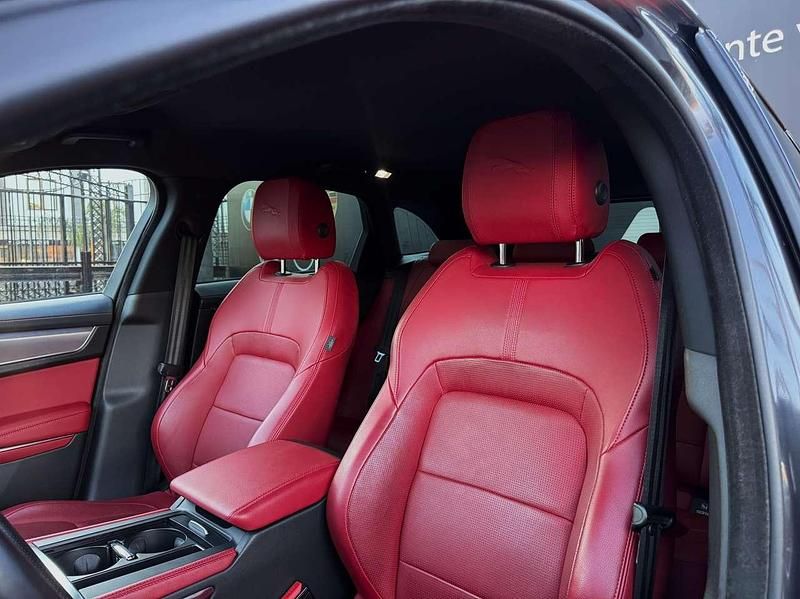 Usata Jaguar F-Pace R-Dynamic 204 CV (150 kW) 2022 Grigio SUV