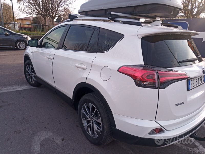 Usata Toyota RAV4 Hybrid Active 155 CV (114 kW) 2016 Bianco SUV