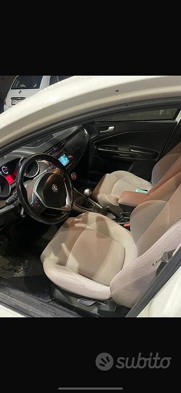 Usata Alfa Romeo Giulietta Distinctive 120 CV (88 kW) 2016 Bianco Utilitaria