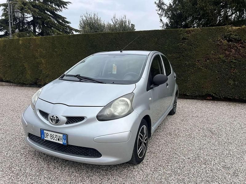 Usata Toyota Aygo 68 CV (50 kW) 2008 Argento Utilitaria