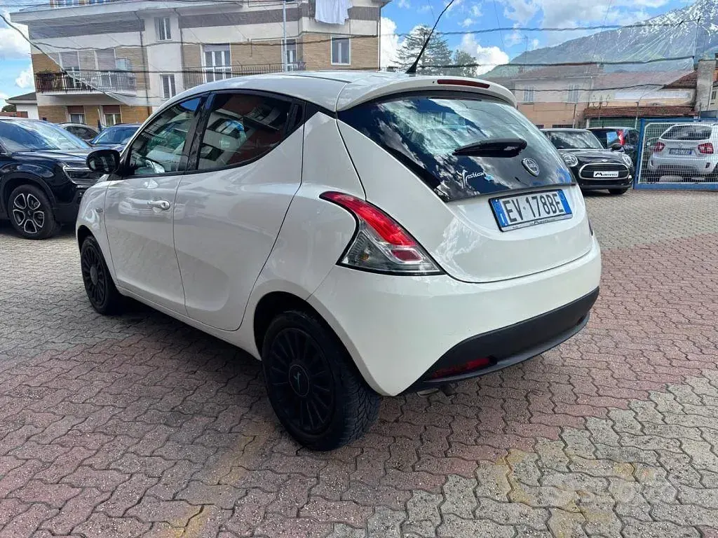 Usata Lancia Ypsilon 69 CV (50 kW) 2014 Bianco Utilitaria