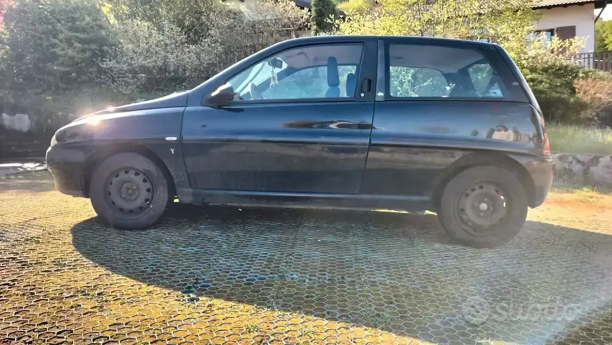 Usata Lancia Ypsilon 80 CV (58 kW) 2001 Utilitaria