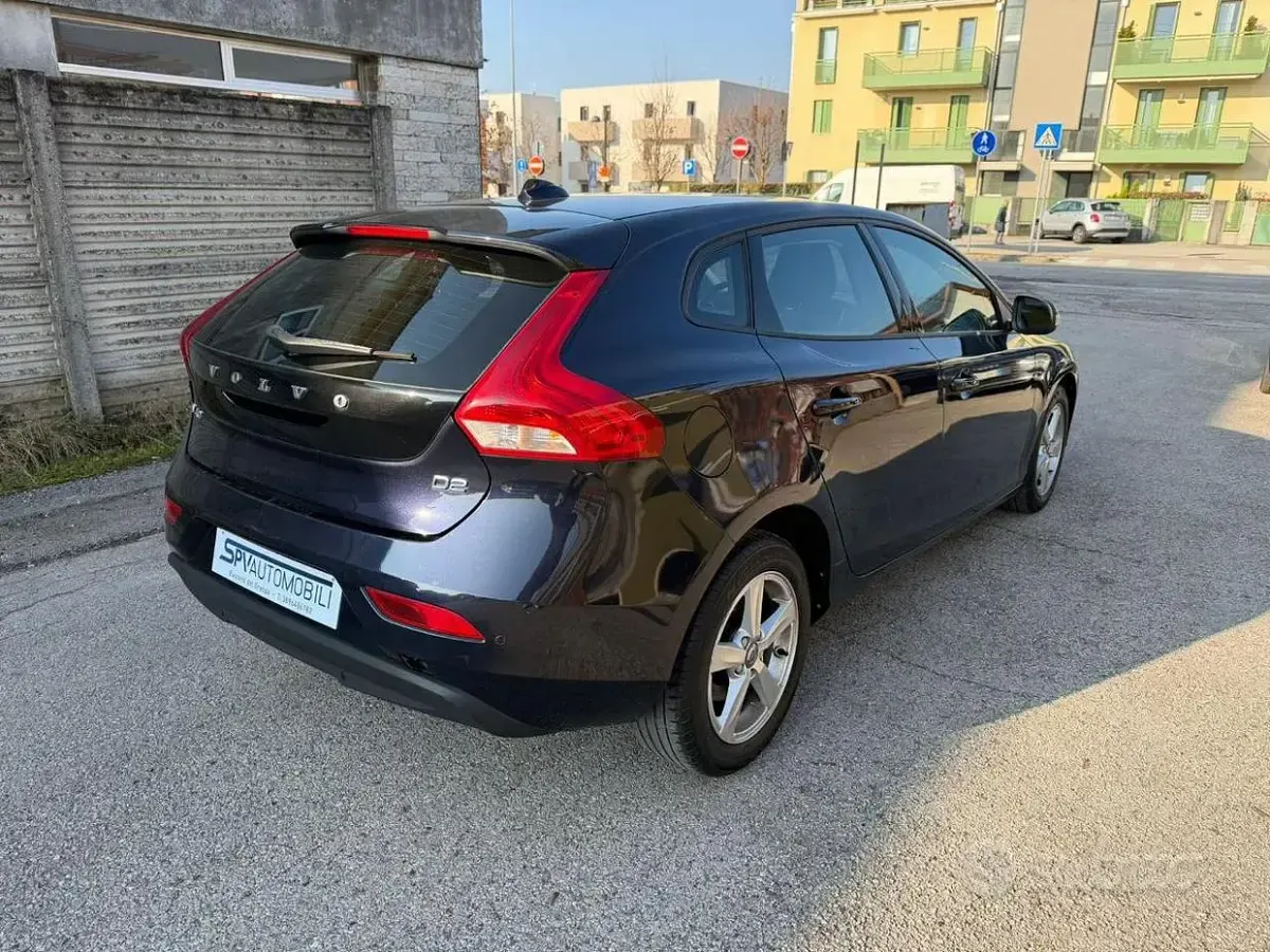 Usata Volvo V40 120 CV (88 kW) 2016 Blu Berlina