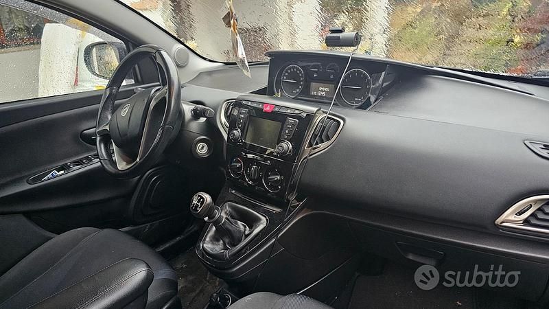 Usata Lancia Ypsilon 69 CV (50 kW) 2018 Grigio Utilitaria