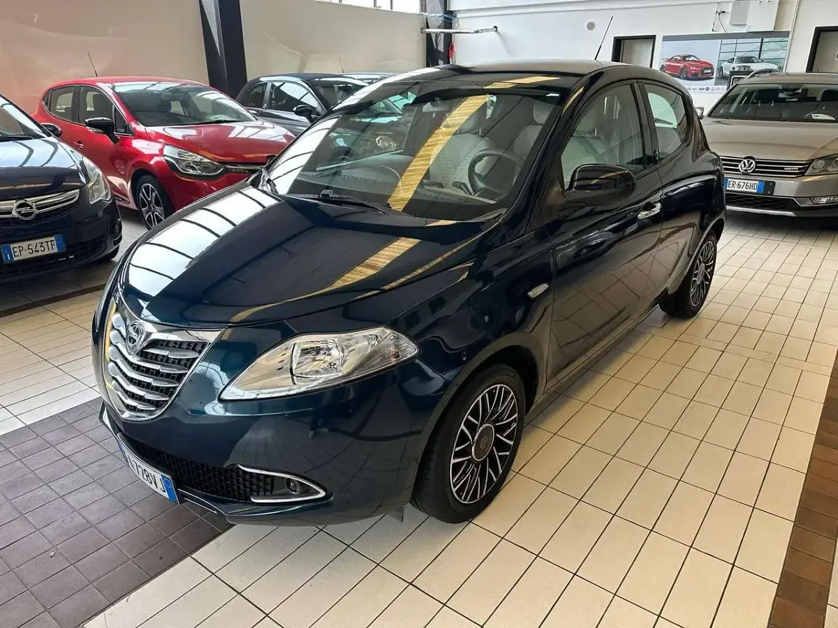 Usata Lancia Ypsilon Platinum 69 CV (50 kW) 2015 Blu/azzurro Utilitaria