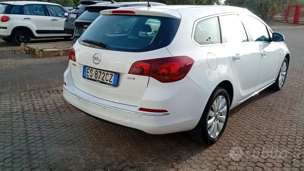 Usata Opel Astra Cosmo 110 CV (80 kW) 2013 Bianco Station wagon